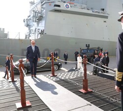El Rey recibe al Presidente de la República de Estonia en el buque “Juan Carlos I”