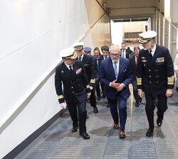 El Rey y el presidente estonio en el interior del buque “Juan Carlos I”