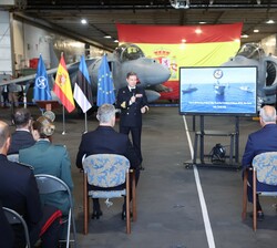 El Rey y el Presidente de la República de Estonia en la presentación del grupo expedicionario de combate Dédalo 24