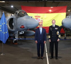 Su Majestad el Rey y el Presidente de la República de Estonia en la zona de aeronaves