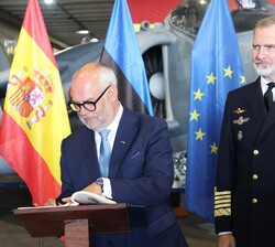 El Presidente de la República de Estonia firmó en el Libro de Honor del buque “Juan Carlos I”