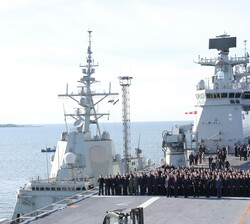 Fotografía de grupo con las dotaciones de los buques “Juan Carlos I” y de la fragata “Blas de Lezo”