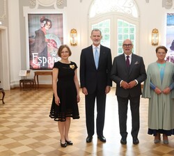 Su Majestad el Rey junto a Sus Excelencias el presidente y la primera dama de la República de Estonia y la directora del Museo Kadriorglos y el comisa