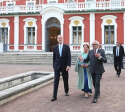 Su Majestad el Rey junto a Sus Excelencias el presidente y la primera dama de la República de Estonia se dirigen al Jardín de las Rosas, en el Complejo Presidencial