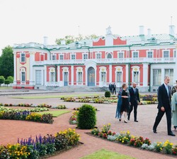 Don Felipe y el presidente estonia y la primera dama en el Complejo Presidencial