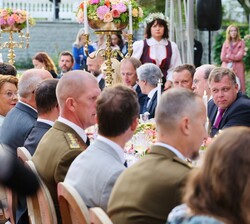 Su Majestad el Rey y Sus Excelencias el presidente y la primera dama de la República de Estonia, en el Jardín de las Rosas, ocuparon su lugar en la mesa presidencial