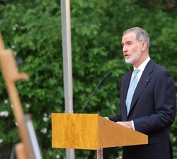 El Rey dirige unas palabras a los asistentes en la cena ofrecida por Su Excelencia el Presidente de la República de Estonia en honor a Su Majestad el 
