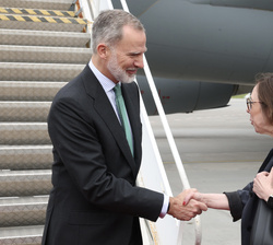 Su Majestad el Rey es recibido por la embajadora de España en la República de Lituania, Nieves Blanco