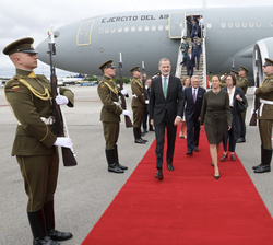Su Majestad el Rey recibe honores a su llegada al Aeropuerto Internacional de Vilnius