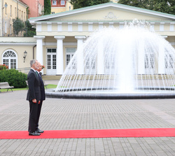 Su Majestad el Rey junto al Presidente de la República de Lituania, Gitanas Nauseda, a su llegada al Palacio Presidencial, durante la interpretación de los Himnos Nacionales