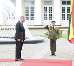 Su Majestad el Rey junto al Presidente de la República de Lituania, Gitanas Nauseda, reciben honores militares a su llegada al Palacio Presidencial