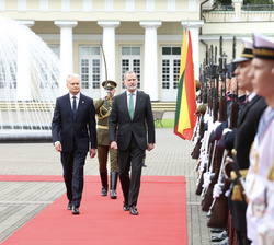 Su Majestad el Rey junto al Presidente de la República de Lituania, Gitanas Nauseda, pasan revista a la fuerza a su llegada al Palacio Presidencial