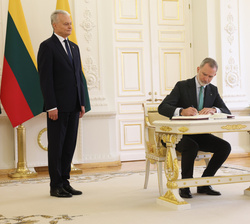 Su Majestad el Rey en presencia del Presidente de la República de Lituania, Gitanas Nauseda, firma en el Libro de Honor del Palacio Presidencial