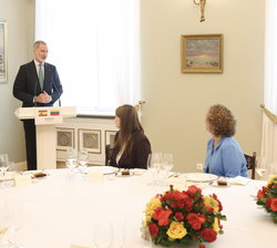 Su Majestad el Rey durante su intervención en el almuerzo ofrecido por el Presidente de la República de Lituania, Agila Barzdiene 
