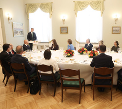 Vista general del salón durante la intervención de Su Majestad el Rey en el almuerzo ofrecido por Presidente de la República de Lituania, Agila Barzdi