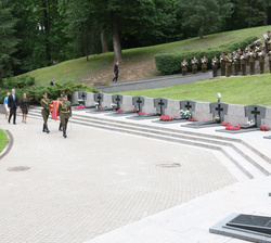 Su Majestasd el Rey se dirige al Homenaje a los Caídos en el “Memorial de los asesinados que lucharon por la Independencia de Lituania”