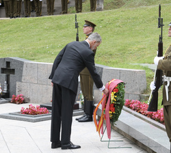 Su Majestasd el Rey coloca la cinta en la corona durante el Homenaje a los Caídos en el “Memorial de los asesinados que lucharon por la Independencia de Lituania”