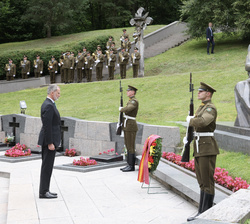 Su Majestasd el Rey guarda un minuto de silencio durante el Homenaje a los Caídos en el “Memorial de los asesinados que lucharon por la Independencia de Lituania”