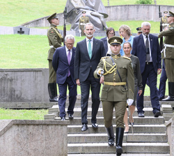 Su Majestasd el Rey tras el Homenaje a los Caídos en el “Memorial de los asesinados que lucharon por la Independencia de Lituania”