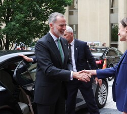 Don Felipe recibe el saludo de la presidenta del Parlamento de la República de Lituania, Victoria Cmilyte