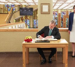 Don Felipe firma en el libro de honor del Parlamento de la República de Lituania