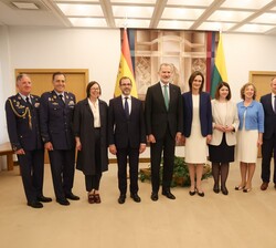 Su Majestad el Rey junto a la presidenta del Parlamento de la República de Lituania, Victoria Cmilyte, y las delegaciones de ambos países