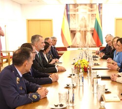 Encuentro de las delegaciones española y lituana encabezadas por de Su Majestad el Rey y la presidenta del Parlamento de la República de Lituania, Vic
