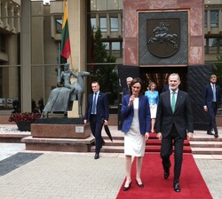 Su Majestad el Rey junto a la presidenta del Parlamento de la República de Lituania, Victoria Cmilyte, durante su visita