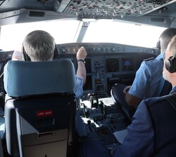Su Majestad el Rey en cabina del A330 del Ejército del Aire y del Espacio, en vuelo rumbo a la Base Aérea Siauliau (Lituania)