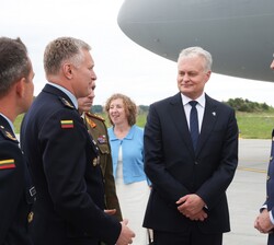 Su Majestad el Rey conversa con el Presidente lituano y el jefe del Estado Mayor de la Defensa de Lituania, el jefe de la Fuerza Aérea de Lituania y e