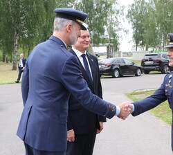Su Majestad el Rey junto al Presidente de Lituania son recibidos por el jefe del Destacamento Aéreo-Táctico Vilkas