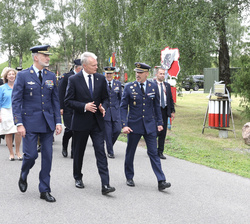 Su Majestad el Rey junto al Presidente de Lituania y acompañados por el jefe del Destacamento Aéreo-Táctico Vilkas recorren la Base Aérea Siauliau 