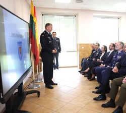 Su Majestad el Rey junto al Presidente de Lituania durante presentación a cargo de los jefes de la Fuerza Aérea de Lituania y del destacamento español