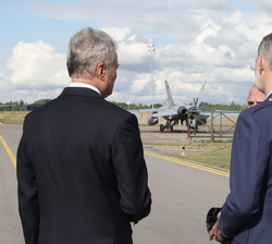 Su Majestad el Rey junto al Presidente lituano observan el ejercicio “Tango Scramble”, en el que se simula una alarma de intrusión en el espacio aéreo de Lituania 