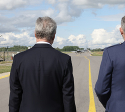 Su Majestad el Rey junto al Presidente lituano observan el ejercicio “Tango Scramble”, en el que se simula una alarma de intrusión en el e