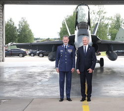 Su Majestad el Rey junto al Presidente de Lituania frente a un F-18 del Destacamento Aéreo-Táctico 