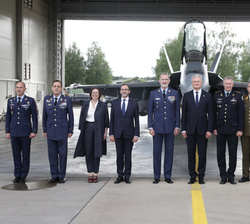 Fotografía de grupo de Su Majestad el Rey junto al Presidente de Lituania y las autoridades frente a un F-18 del Destacamento Aéreo-Táctico "Vilk