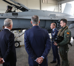 Su Majestad el Rey conversa con uno de los pilotos de F-18 del Destacamento Aéreo-Táctico "Vilkas"
