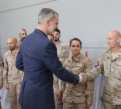 Su Majestad el Rey saluda a los militares del Destacamento Aéreo-Táctico “Vilkas”