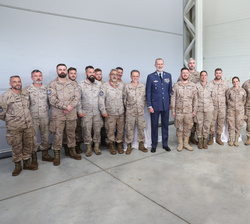 Fotografía de grupo de Su Majestad el Rey con una representación de los militares del Destacamento Aéreo-Táctico “Vilkas”