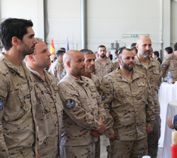 Su Majestad el Rey conversa con los militares del Destacamento Aéreo-Táctico “Vilkas”