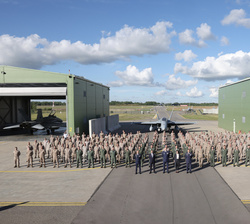 Fotografía de grupo de Su Majestad el Rey con los militares del Destacamento Aéreo-Táctico “Vilkas”