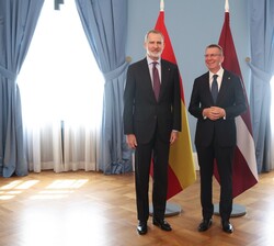 Don Felipe, junto al Presidente de la República de Letonia a su llegada al Castillo de Riga, donde tuvo lugar el almuerzo oficial