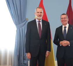Su Majestad el Rey junto al Presidente de la República de Letonia en los instantes previos al almuerzo oficial