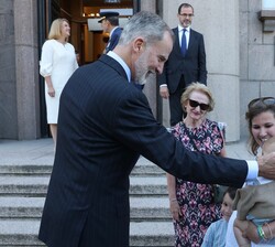 Su Majestad el Rey saluda cariñosamente a una familia que le esperaba a Su salida de la sede del Gobierno de la República de Letonia