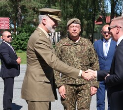 Su Majestad el Rey recibe el saludo del Presidente de la República de Letonia a su llegada a la Base de Adazi