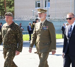 Su Majestad el Rey estuvo acompañado a lo largo de Su visita a la Base de Adazi por el Presidente de la República de Letonia