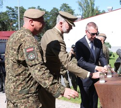 Don Felipe y el Presidente de la República de Letonia depositan una vela en el pebetero
