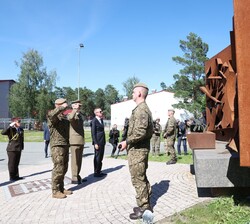Honor a los caídos en el pebetero en el que, previamente, Su Majestad el Rey y el Presidente de la República de Letonia han depositado unas velas