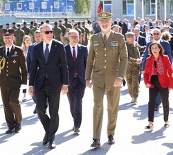 Don Felipe, durante su visita a la Base de Adazi, acompañado por la ministra de Defensa, Margarita Robles